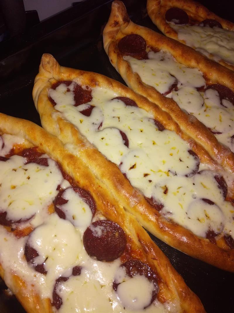 Sucuklu Kaşarlı Pide En sıcak ev lezzetleri Ev Yemeği